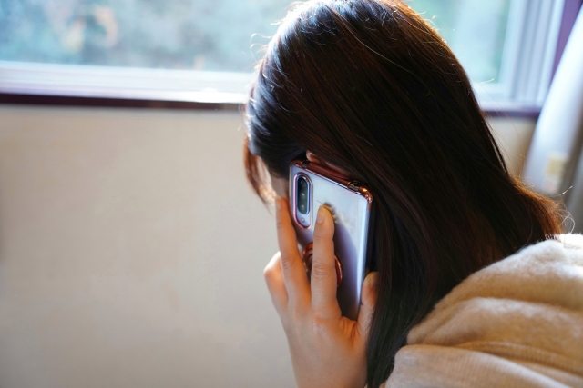 電話する女性